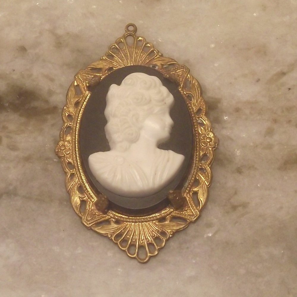 Cameo pendant